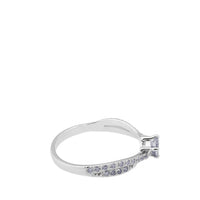 Solitario "María Catalina" de oro blanco con diamante central y pavé de diamantes en montura