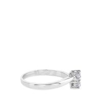 Sortija "tu y yo" de oro blanco con dos diamantes engastados en 4 garras