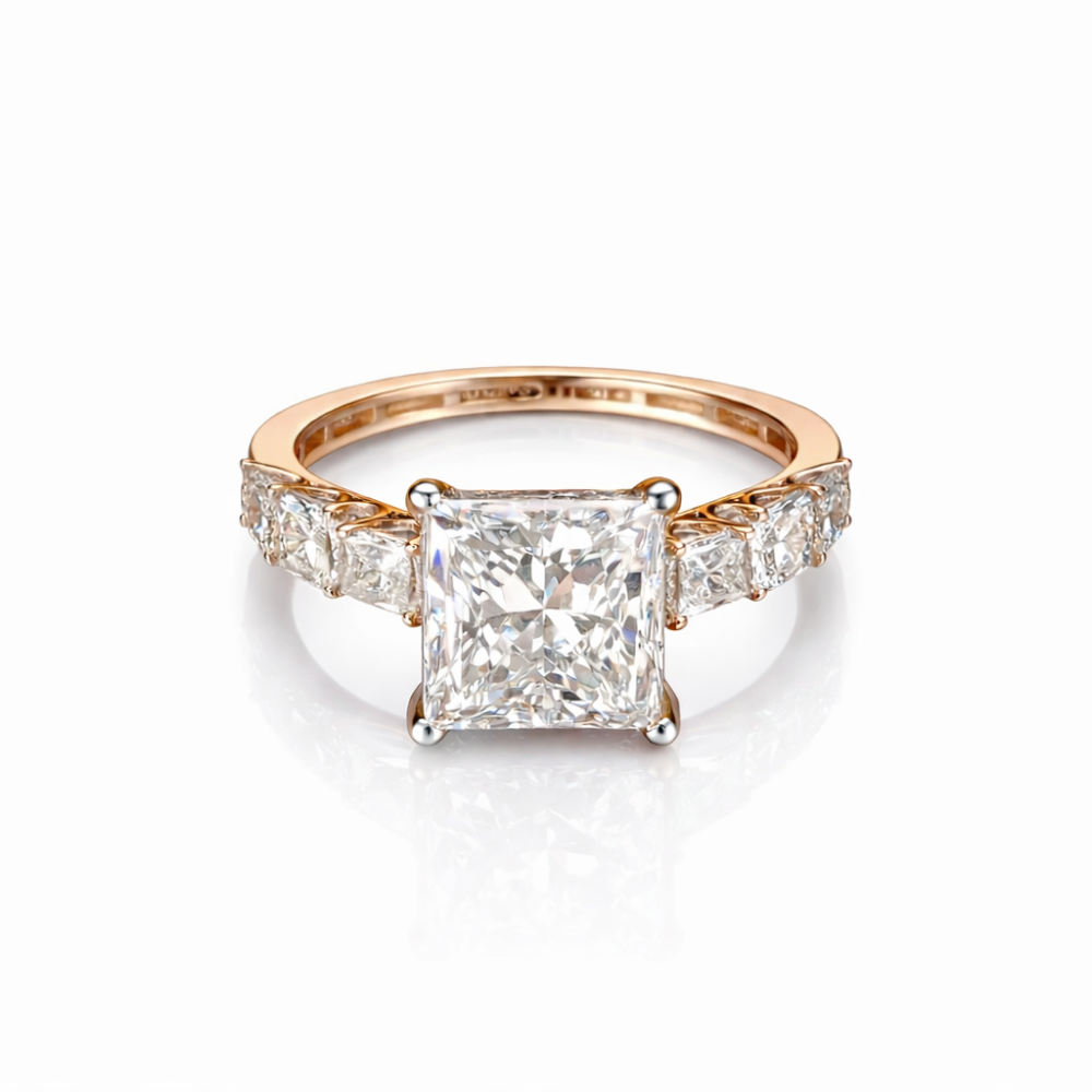 The_Solitario_sortija_de_oro_amarillo_con_diamante_central_5cts_talla_princesa_y_pavé_de_diamantes_de_talla_princesa