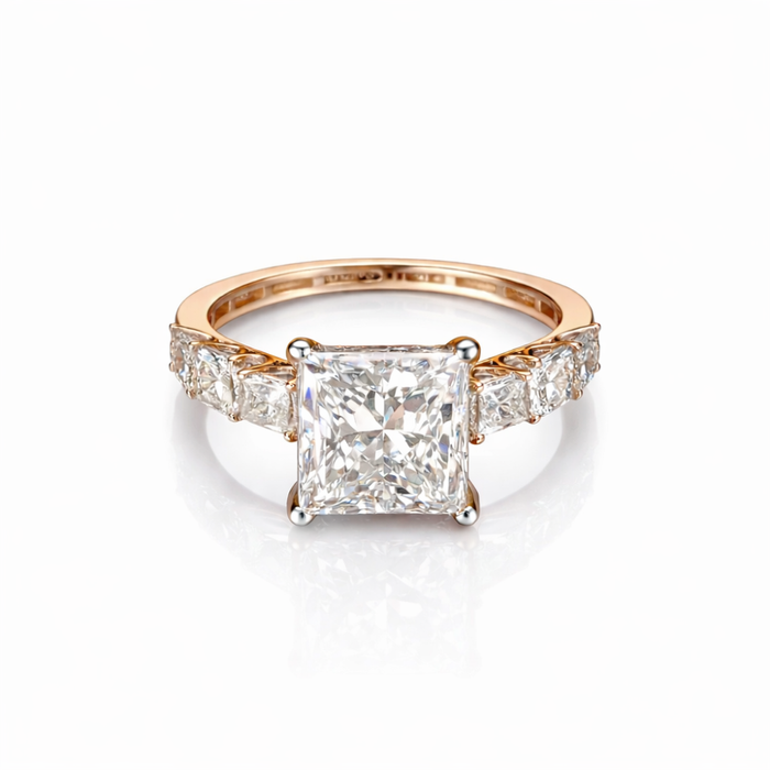 The_Solitario_sortija_de_oro_amarillo_con_diamante_central_5cts_talla_princesa_y_pavé_de_diamantes_de_talla_princesa