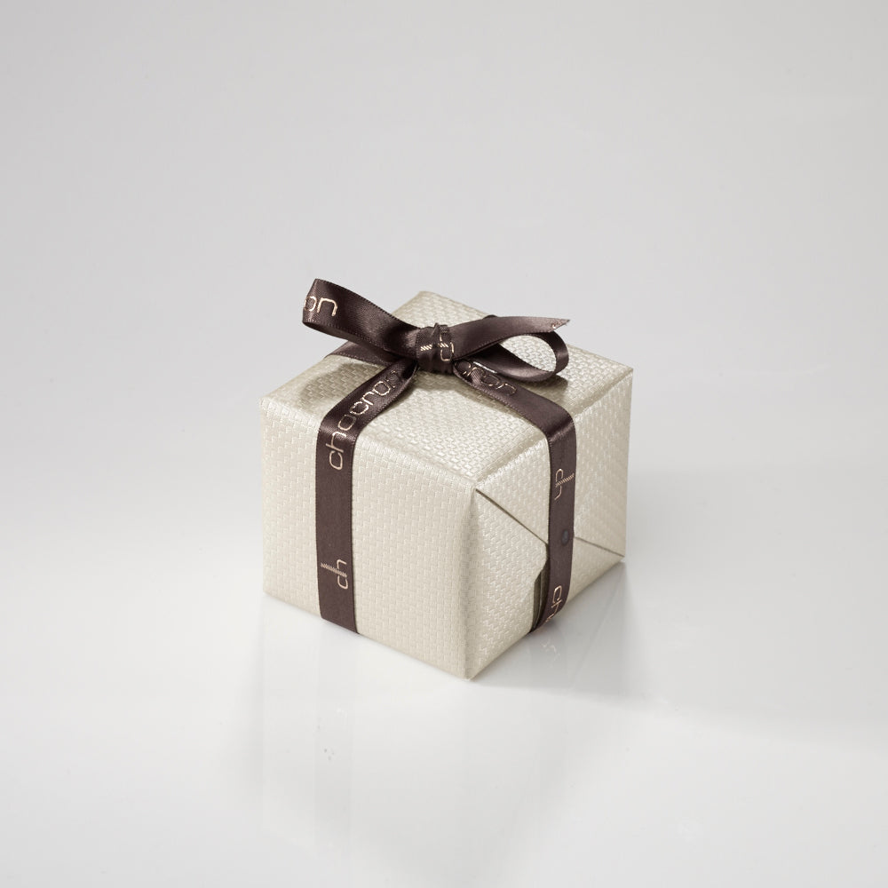 Sortija "Royal Trilogy" de oro blanco y diamantes con zafiro engastado en 4 garras