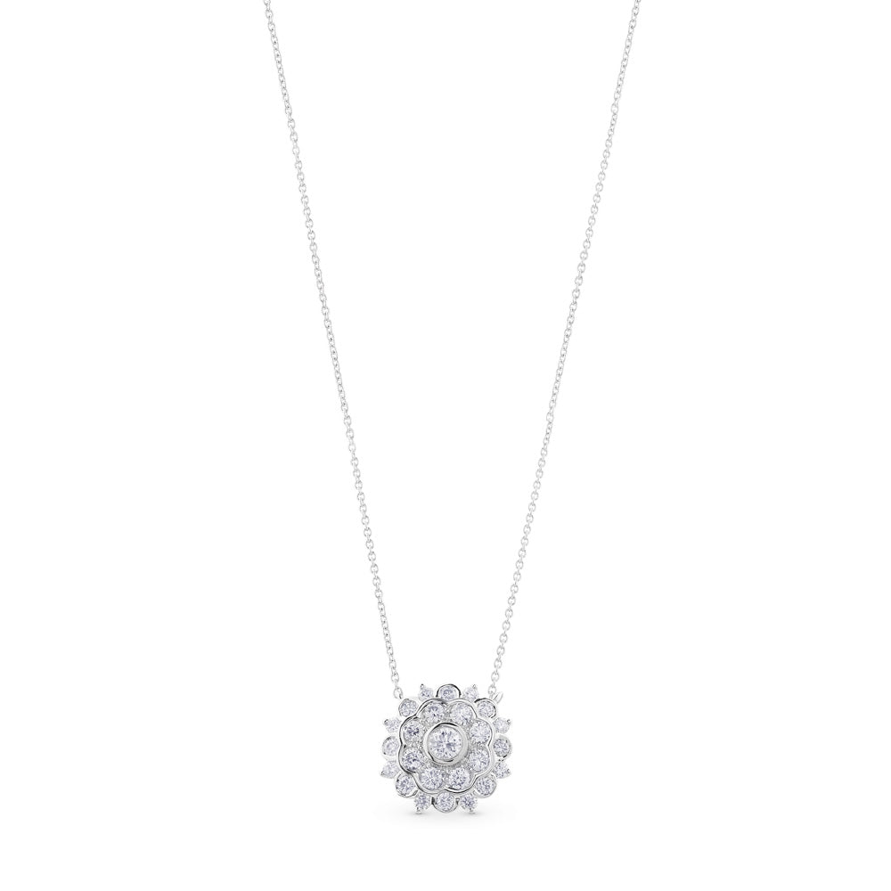 Colgante de oro blanco con flor de pavé de diamantes de 0,43 Quilates