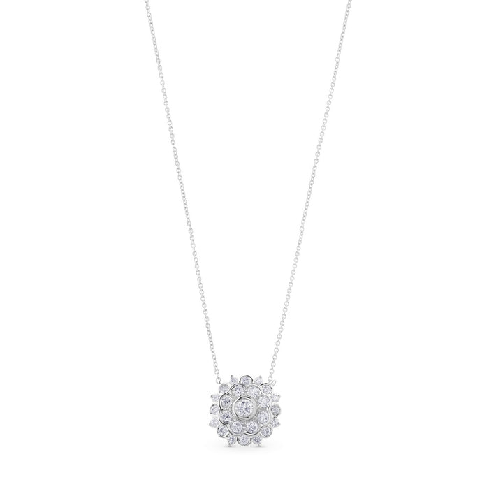 Colgante de oro blanco con flor de pavé de diamantes de 0,43 Quilates