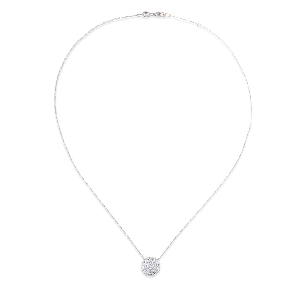 Colgante de oro blanco con flor de pavé de diamantes de 0,43 Quilates