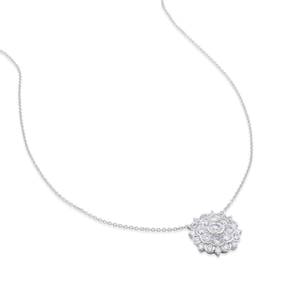 Colgante de oro blanco con flor de pavé de diamantes de 0,43 Quilates