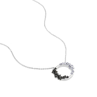 Colgante GeometriCh de oro blanco con círculo de diamantes blancos y negros