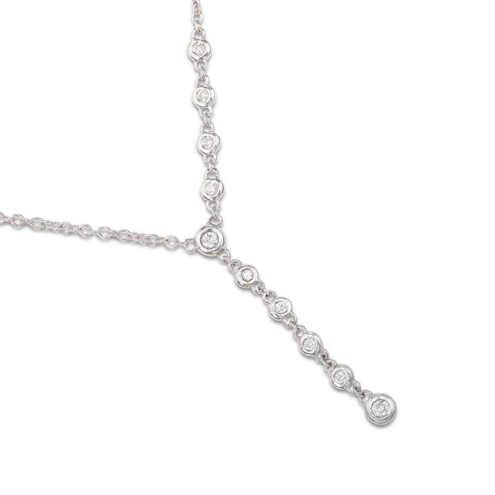 Colgante de oro blanco con diamantes en chatón