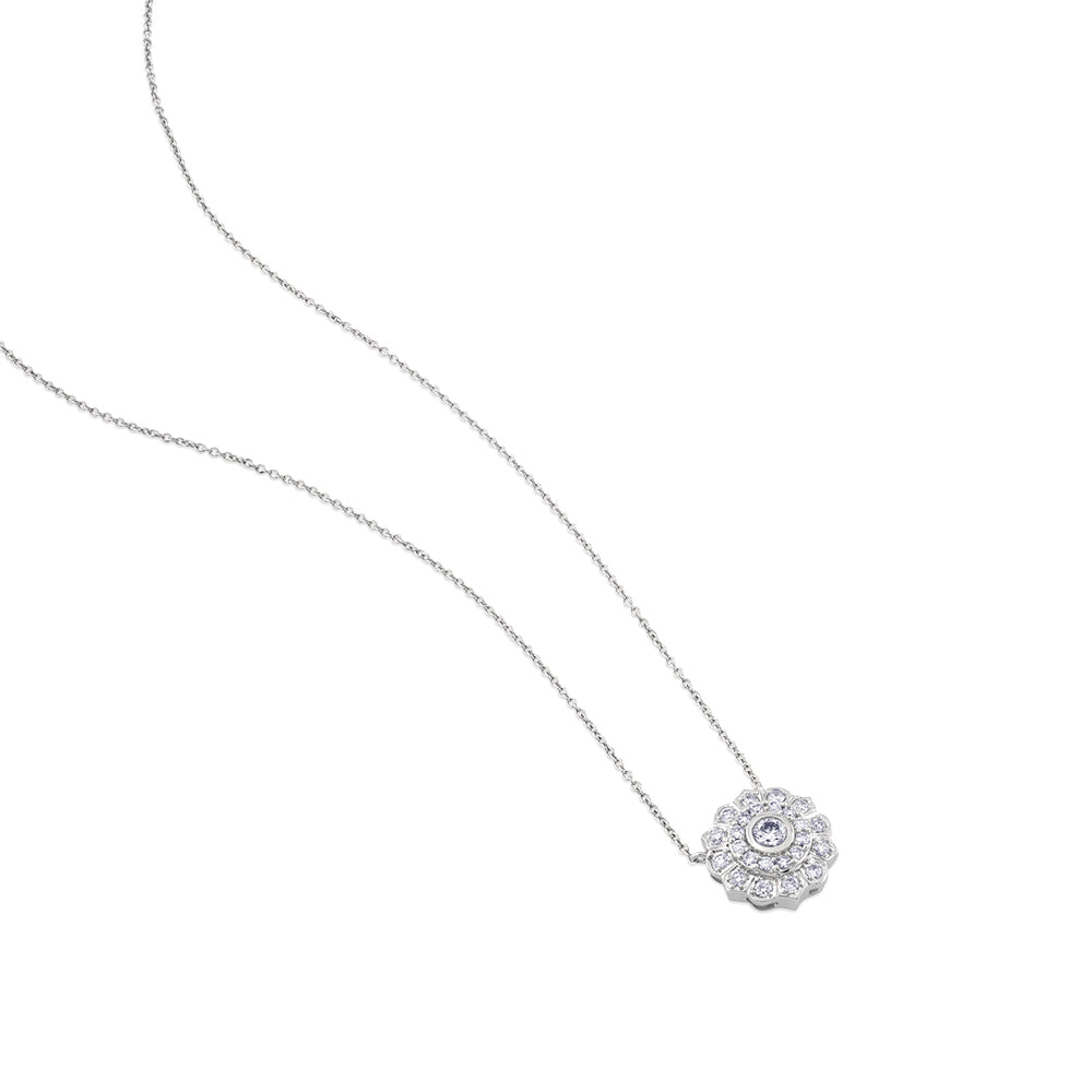 Colgante de oro blanco con flor de diamantes