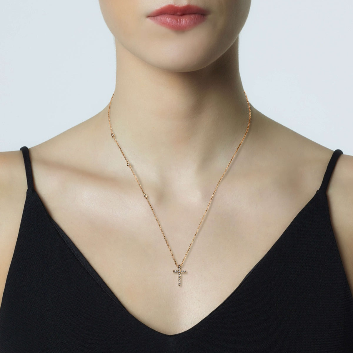 colgante-oro-rosa-cruz-brillantes-diamantes-cadena-chaton - Ref j5164clb Chocrón Joyeros