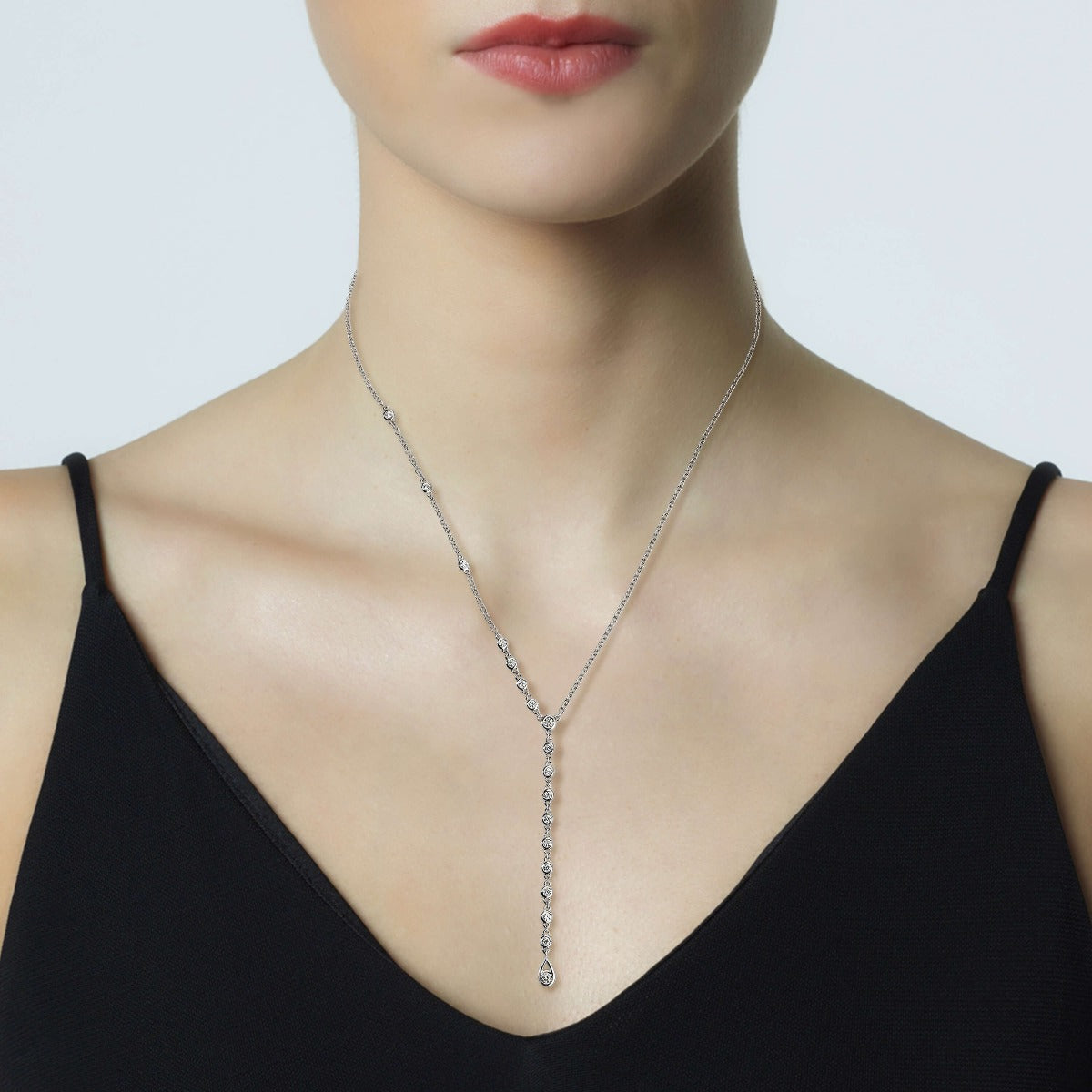 colgante-shiny-drops-oro-blanco-diamantes-chaton-cadena - Ref j5157clb Chocrón Joyeros