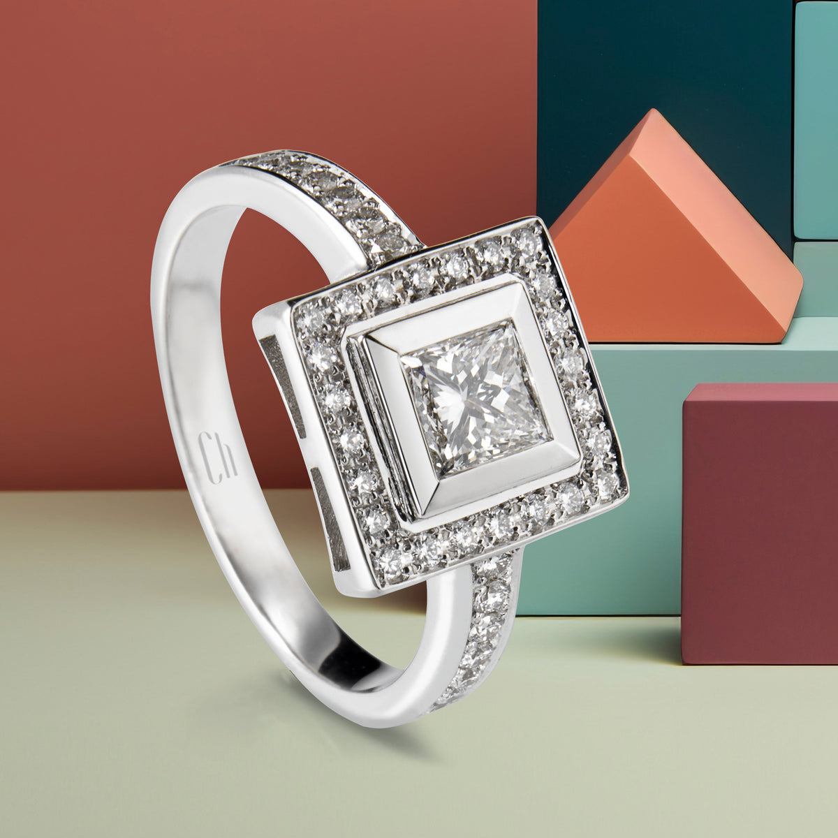 Sortija_GeometriCh_cuadrada_de_oro_blanco_con_princesa_y_pavé_de_diamantes