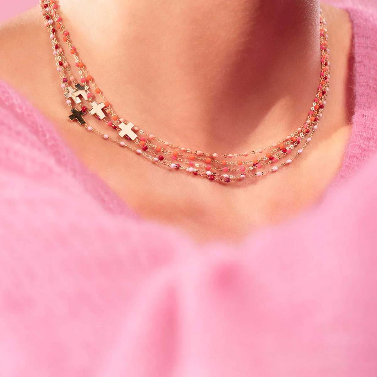 gigi-clozeau-collar-oro-amarillo-cruz_lateral_neon_rosa_42cm_vista_modelo_J6330CO