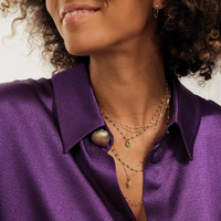 gigiclozeau_charm_oro_amarillo_luna_brillante_J6366CHARM_vista_modelo