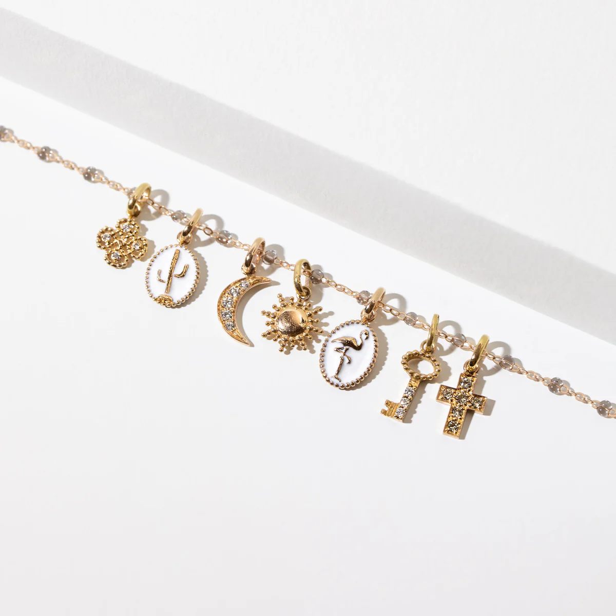 gigiclozeau_charm_sol_oro_amarillo_J6368_CHARM_vista_con_colgantes_jpg