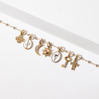 gigiclozeau_charm_sol_oro_amarillo_J6368_CHARM_vista_con_colgantes_jpg