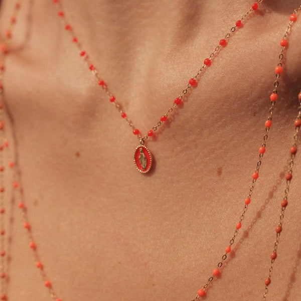 gigiclozeau_charm_virgen_oro_amarillo_naranja_vista_modelo_J6227CHARM