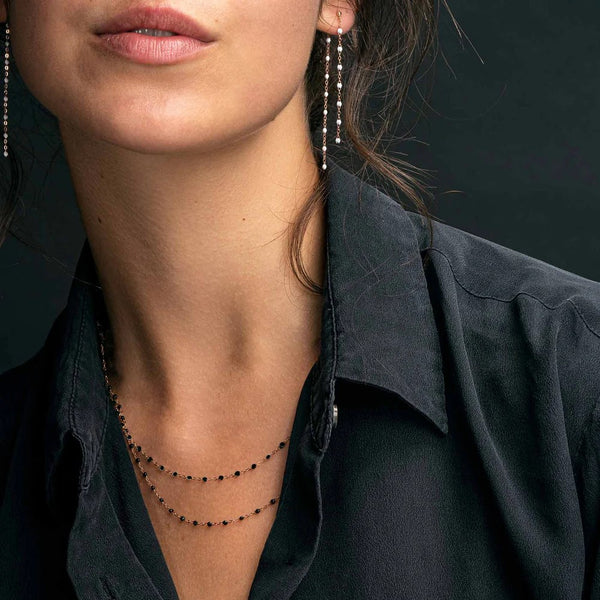 gigiclozeau_collar_oro_amarillo_color_gris_vista_modelo_50m_J6160CO