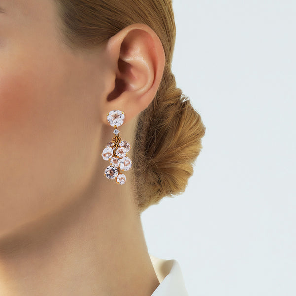 Pendientes largos de oro rosa con diamantes y cristal de roca