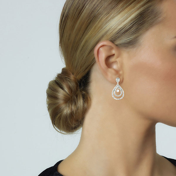 Pendientes largos de oro rosa con lagrimas de diamantes y diamante al aire