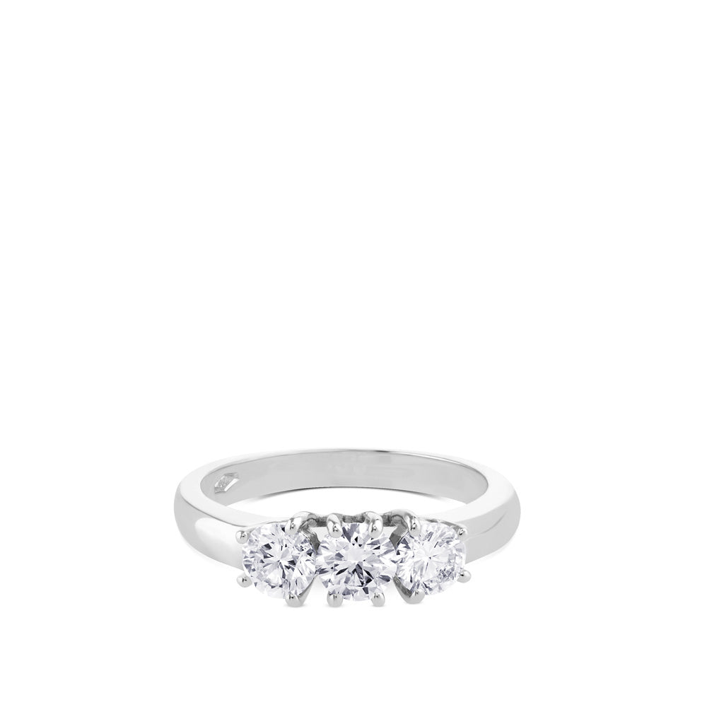 Tresillo de oro blanco con diamantes engastados en 4 garras