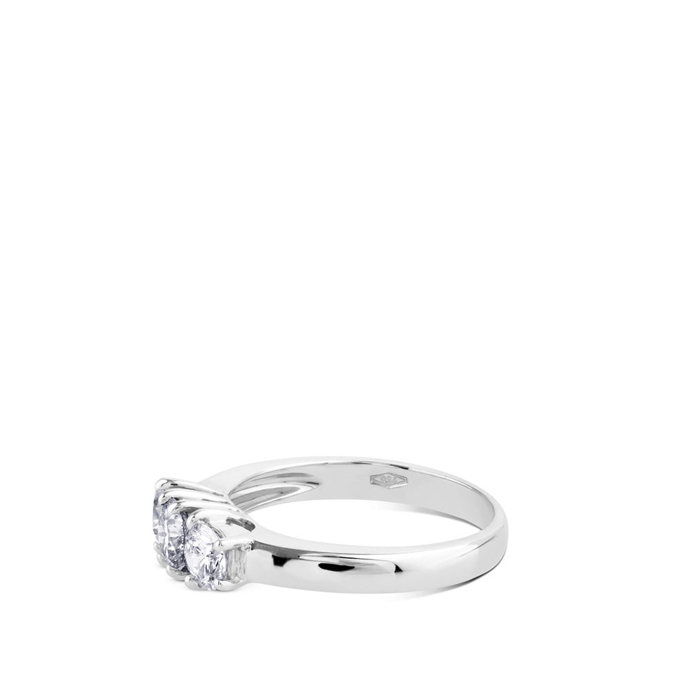 Tresillo de oro blanco con diamantes engastados en 4 garras