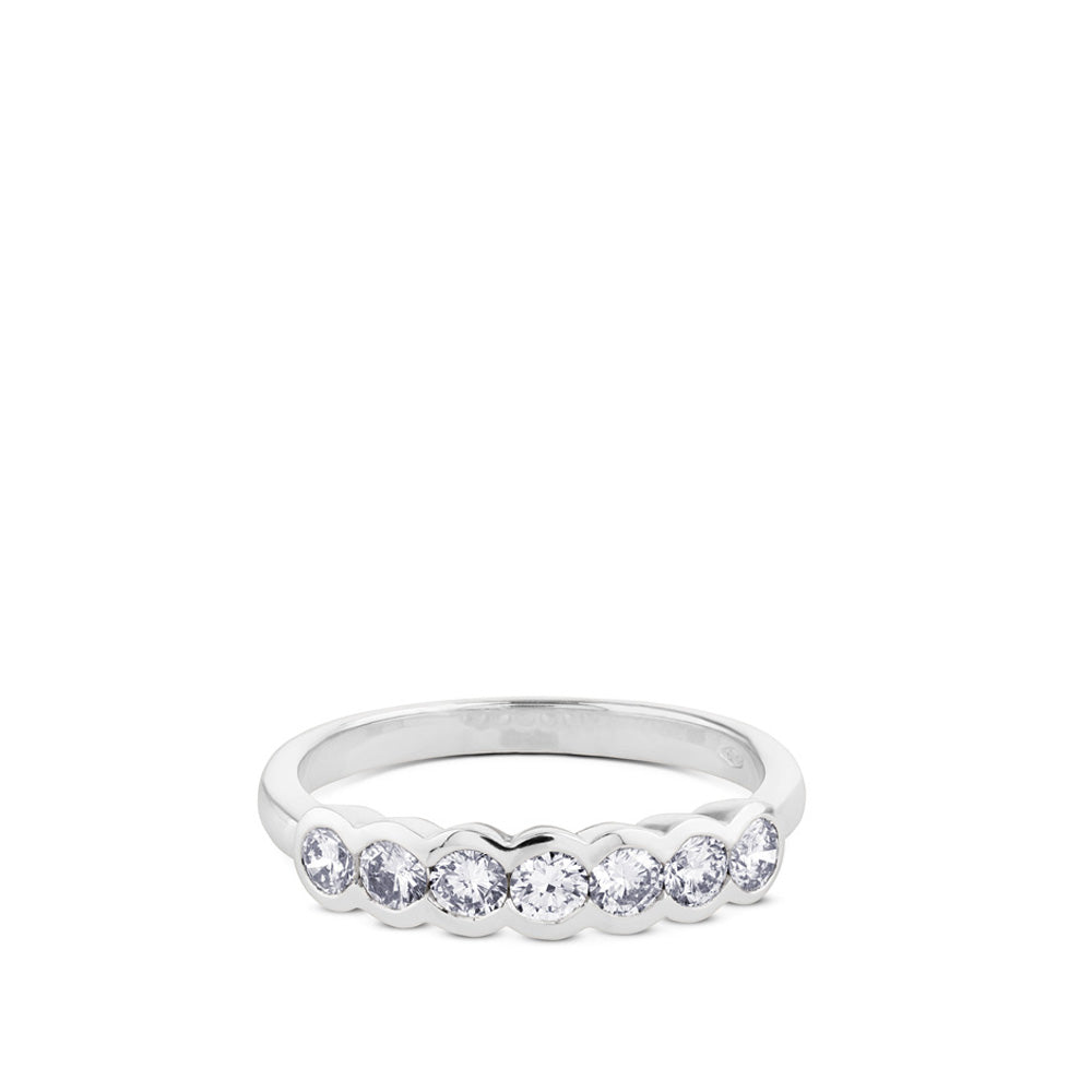 Media alianza de oro blanco con 7 diamantes en garra de 0,60 quilates