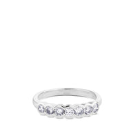 Media alianza de oro blanco con 7 diamantes en garra de 0,60 quilates