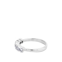 Media alianza de oro blanco con 7 diamantes en garra de 0,60 quilates
