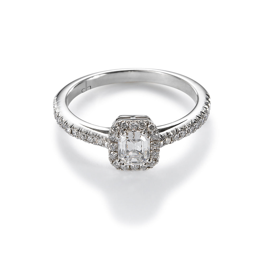 Sortija "Amelia" de oro blanco con diamante talla esmeralda y orla de diamantes