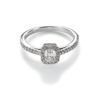 Sortija "Amelia" de oro blanco con diamante talla esmeralda y orla de diamantes