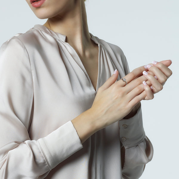 Sortija "Amelia" de oro blanco con diamante talla esmeralda y orla de diamantes