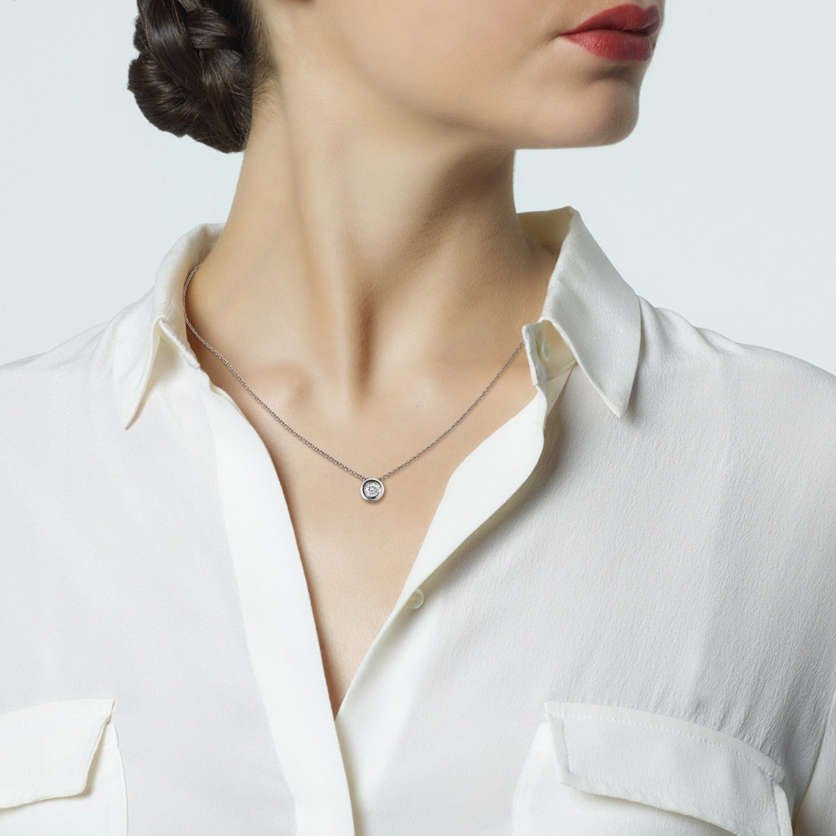 Colgante de oro blanco con diamante en chatón