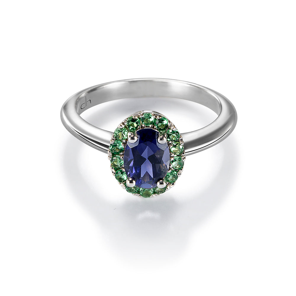 Sortija "Caramelo" de oro blanco con zafiro oval y orla de peridoto verde