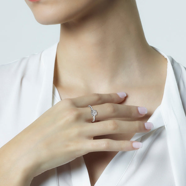 Sortija Bouquet de oro blanco con diamantes y engaste invisible en 8 garras