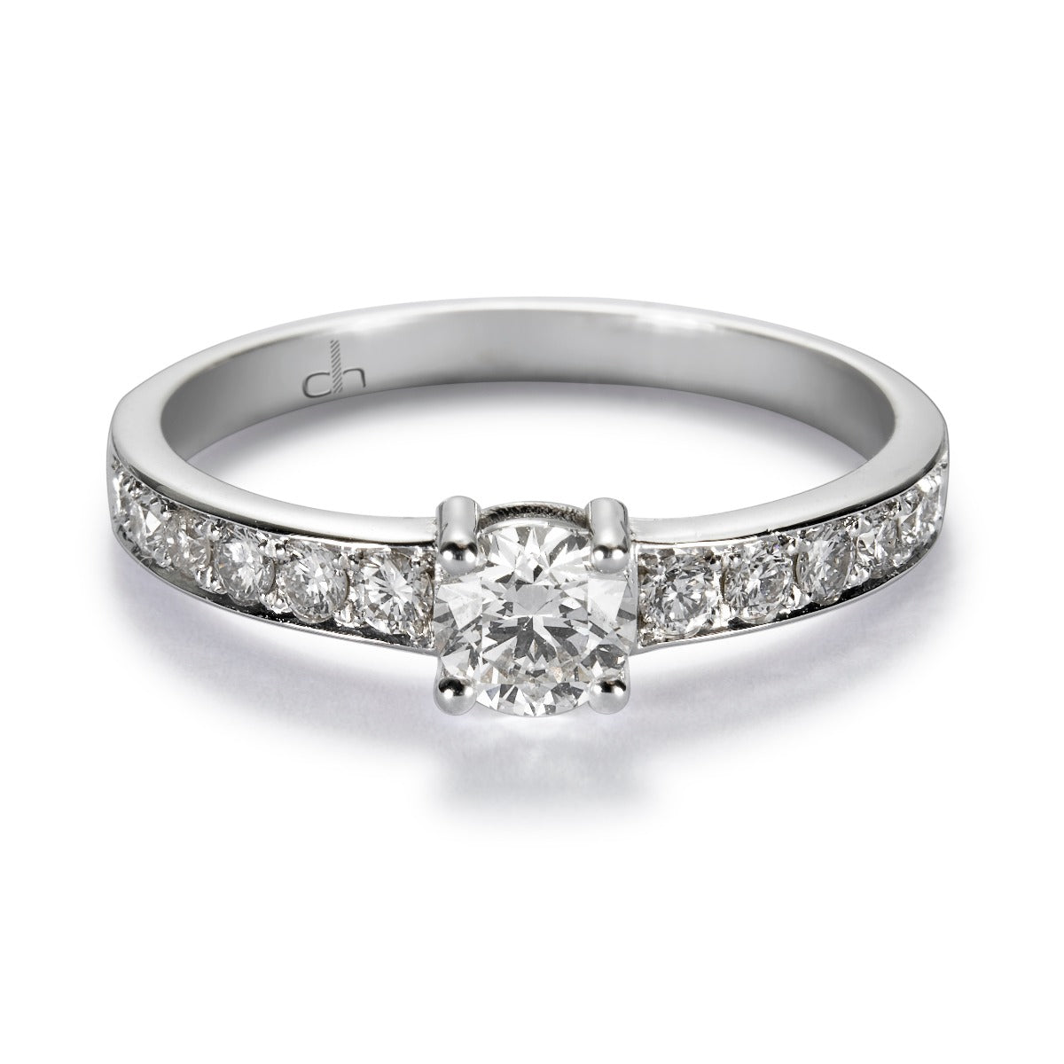 Solitario "Norah" de oro blanco con diamante central en garra y brillantes en montura