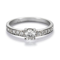 Solitario "Norah" de oro blanco con diamante central en garra y brillantes en montura