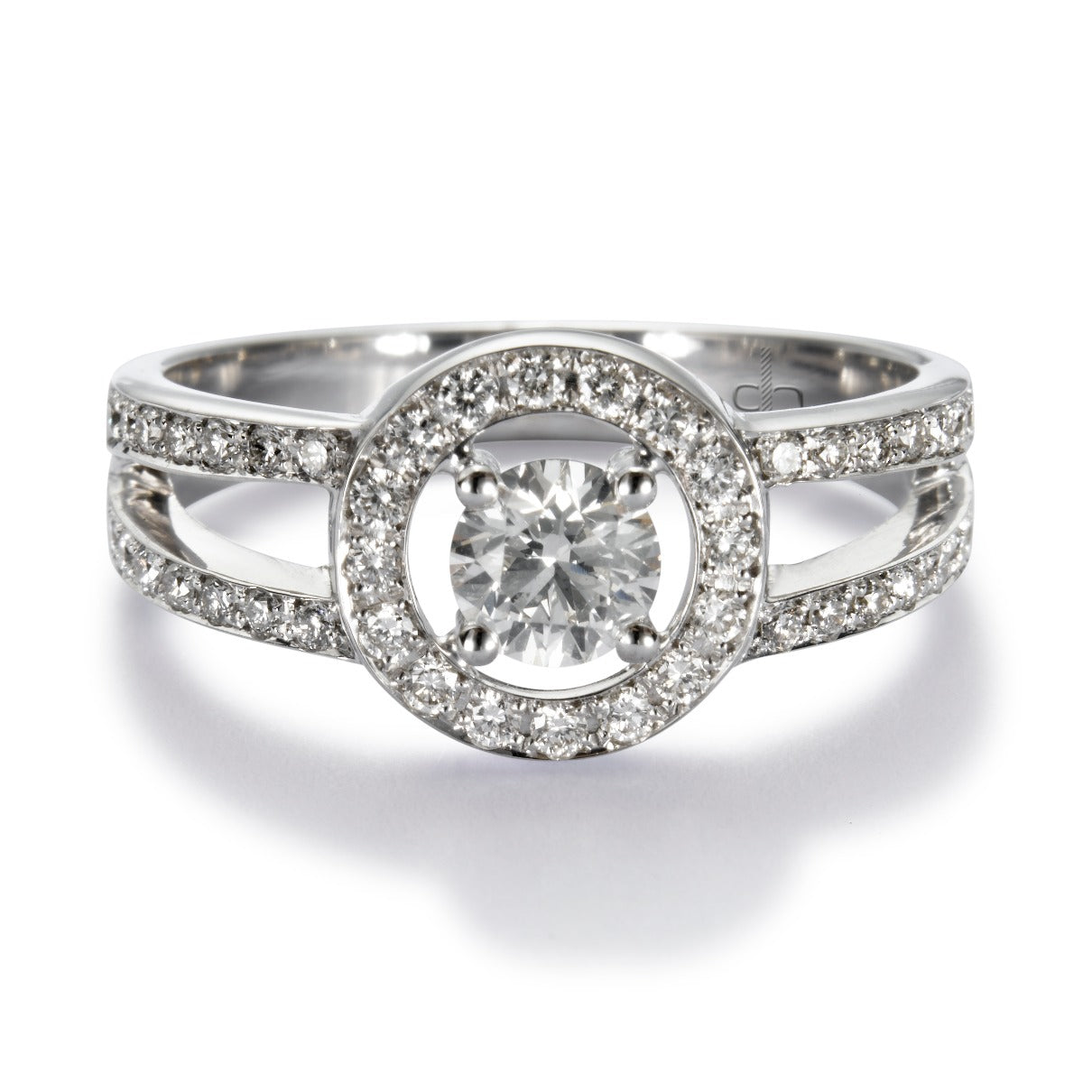 Solitario "Martina" de oro blanco con diamante central en 4 garras, orla y montura de diamantes