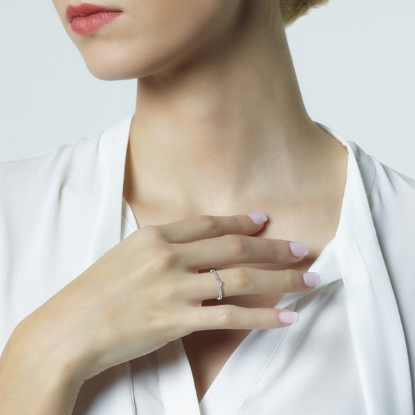 Solitario "Isabella" de oro blanco con diamante talla brillante y diamantes en garra