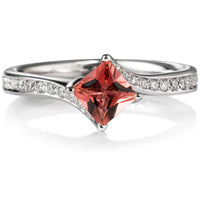   Sortija_Caramelo_de_oro_blanco_con_tsavorita_talla_princesa_y_diamantes_vista_horizontal
