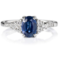  Sortija "Royal Trilogy" de oro blanco con zafiro oval y diamantes_J5845SB_CHOCRON