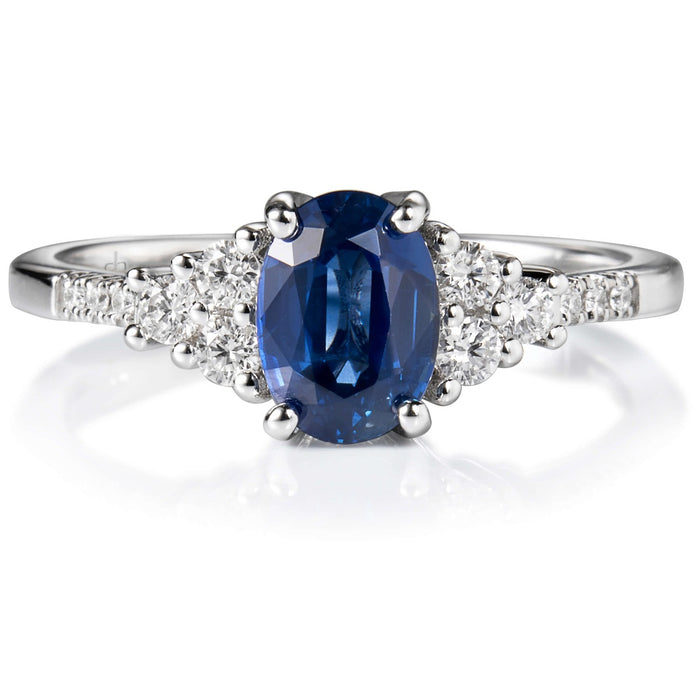  Sortija "Royal Trilogy" de oro blanco con zafiro oval y diamantes_J5845SB_CHOCRON