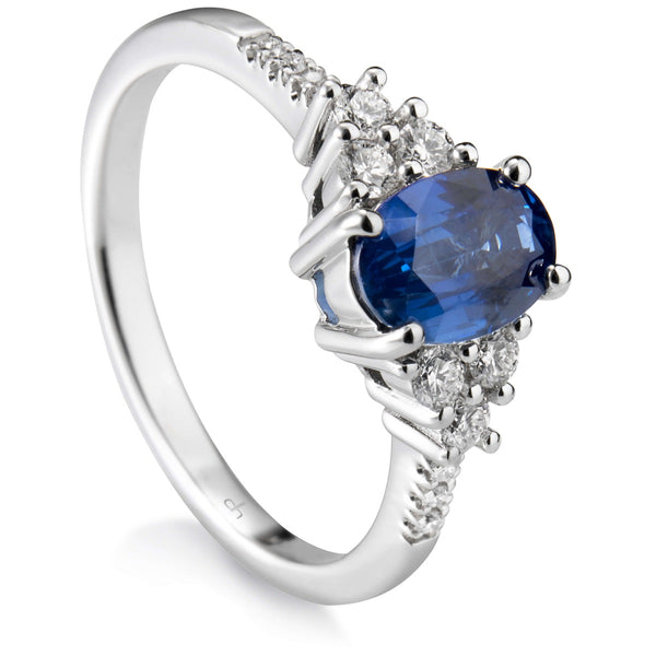  Sortija "Royal Trilogy" de oro blanco con zafiro oval y diamantes_J5845SB_CHOCRON