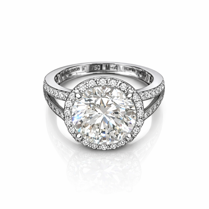 The Solitario sortija de oro blanco con diamante central 5cts talla brillante y orla de diamantes