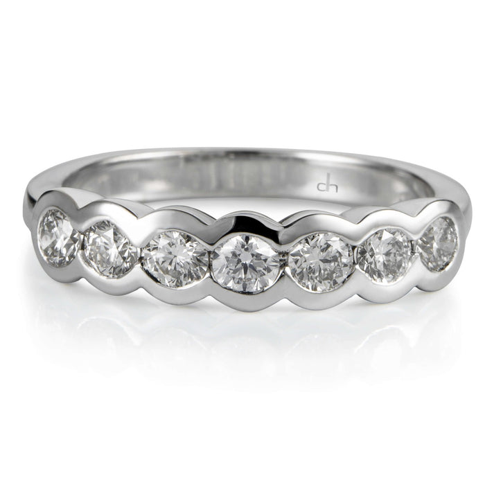 Sortija-media-alianza-oro-blanco-diamantes-brillantes-chaton- Ref J5388SB_Chocrón Joyeros