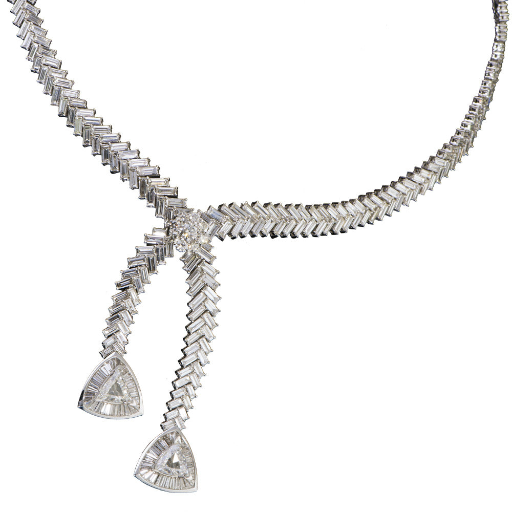Collar de oro blanco con diamantes talla brillante, baguettes y dos diamantes triangulares