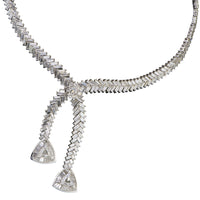 Collar de oro blanco con diamantes talla brillante, baguettes y dos diamantes triangulares