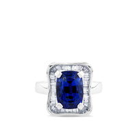 Sortija cuadrada de oro blanco con zafiro azul natural y diamantes talla baguette