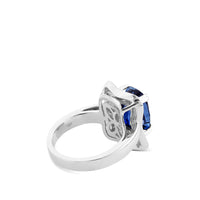 Sortija cuadrada de oro blanco con zafiro azul natural y diamantes talla baguette