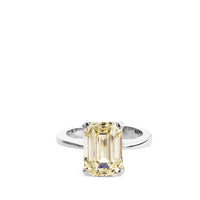 Sortija de oro blanco con diamante talla esmeralda