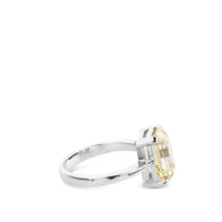 Sortija de oro blanco con diamante talla esmeralda